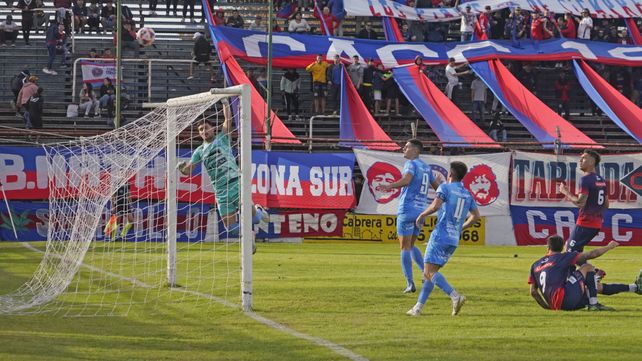 No pudo.&nbsp;El charrúa chocó con la gran tarde del arquero De Feliche de Liniers y se tuvo que conformar con la igualdad.