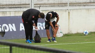 Alejandro Gagliardi muestra en donde sintió la molestia. &nbsp;Foto UNO Diego Arias.&nbsp;