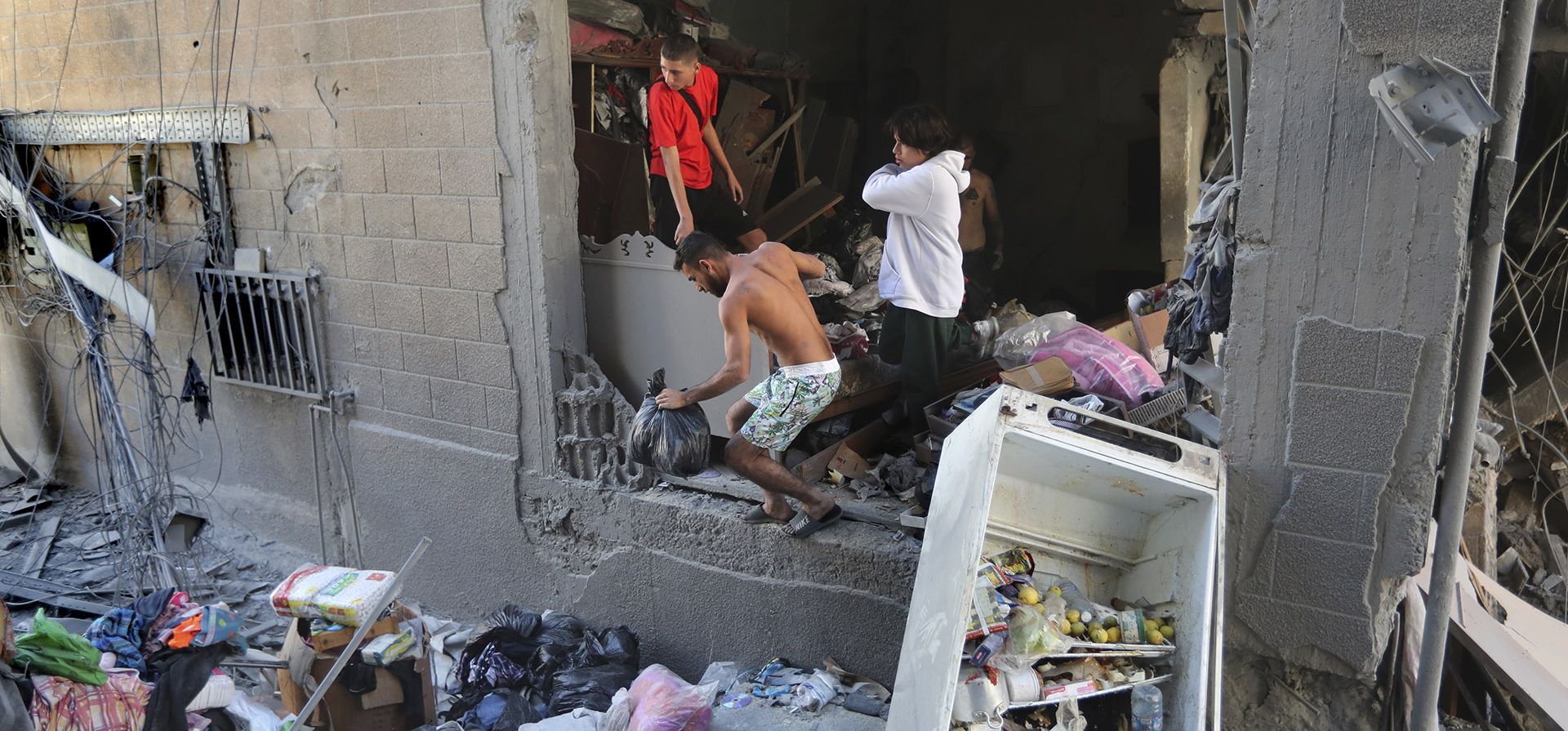 Ciudadanos libaneses recogen sus pertenencias de su apartamento destruido por un ataque aéreo israelí, en Tiro, sur del Líbano, el jueves 24 de octubre de 2024. (Foto AP/Mohammed Zaatari) Ciudadanos libaneses recogen sus pertenencias de su apartamento destruido por un ataque aéreo israelí, en Tiro, sur del Líbano, el jueves 24 de octubre de 2024. (Foto AP/Mohammed Zaatari)