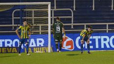 La imagen de la desolación. Los jugadores de Central resignados ante el gol en contra de Torrent al final, con el que ganó Boca. La imagen de la desolación. Los jugadores de Central resignados ante el gol en contra de Torrent al final, con el que ganó Boca.