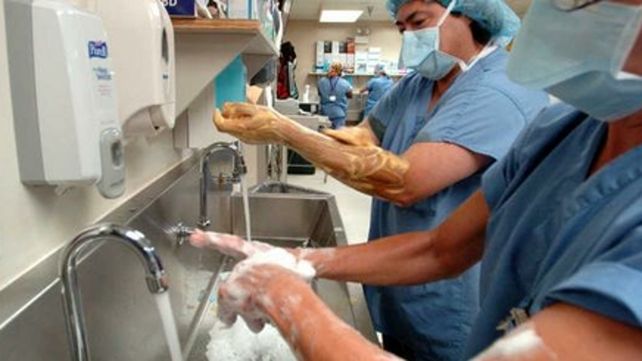 A lavarse las manos. El problema de no asearse las manos es la transmisión horizontal de bacterias.