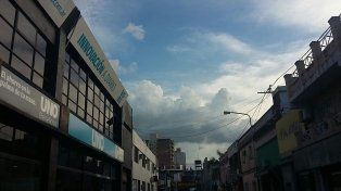 Hay alerta pero las nubes pasan y el calor seguirá durante el fin de semana
