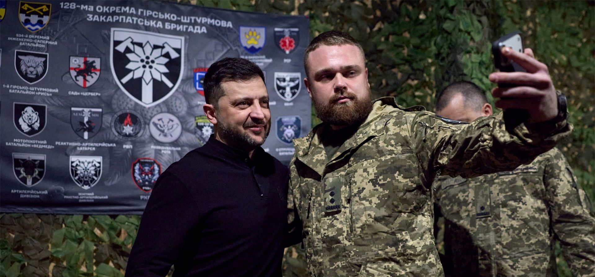El presidente de Ucrania, Volodymyr Zelenskyy, posa para una foto mientras visita una posición de mando de la 128ª Brigada Separada de Asalto de Montaña en la línea del frente, Región de Zaporizhzhia, Ucrania. Fotografía: Servicio de Prensa Presidencial de Ucrania/Reuters El presidente de Ucrania, Volodymyr Zelenskyy, posa para una foto mientras visita una posición de mando de la 128ª Brigada Separada de Asalto de Montaña en la línea del frente, Región de Zaporizhzhia, Ucrania. Fotografía: Servicio de Prensa Presidencial de Ucrania/Reuters