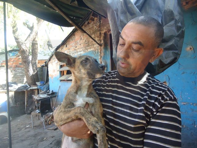 SOLIDARIO. Roberto destina lo que junta de las changas de desmalezado y limpieza para atender a sus amigos.