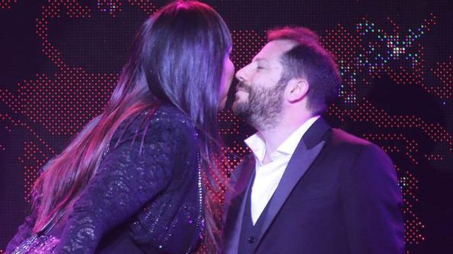 El polémico saludo de narices entre Moria y Ottavis en el teatro.