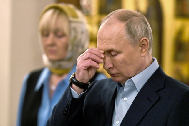 Putin se persigna durante una misa con familiares de soldados ca&iacute;dos el 7 de enero pasado.