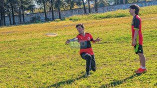El Ultimate Frisbee es un deporte de equipo sin contacto y autoarbitrado que se juega con un disco volador (o frisbee).