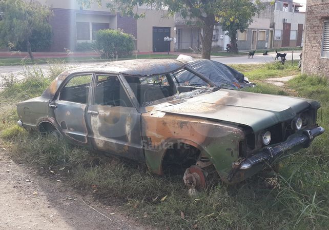 El Ford Taunus incendiado en  J. P. López al 3.600