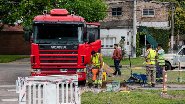 Las tareas de limpieza de sumideros que se realizó hoy en Barrio Latinoamérica