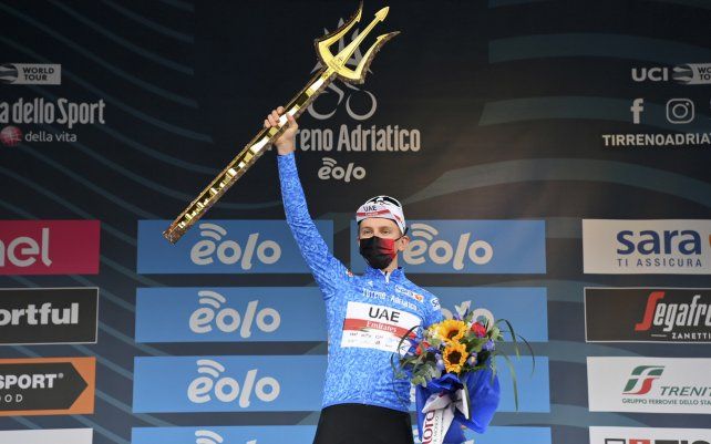 El esloveno Tadej Pogacar celebra en el podio después de la séptima y última etapa de la carrera ciclista Tirreno Adriático, una contrarreloj individual en un circuito de 10 km en San Benedetto del Tronto, Italia. Pogacar fue el ganador final de la carrera.