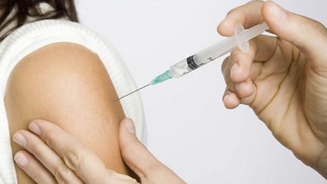 Calendario obligatorio. La inmunización contra el HPV en niñas y niños desde los 11 años ayuda a evitar cáncer de cuello de útero.