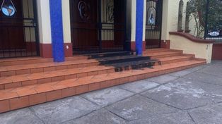 Arrojaron una Molotov y dejaron una nota amenazante en la parroquia del padre Ignacio