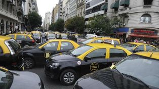 Obligan a gremios a indemnizar a un policía agredido en una protesta