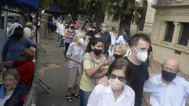 En imágenes: comenzó la vacunación a mayores de 90 años en la ex Rural