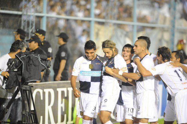 Los futbolistas canallas celebran uno de los goles del paraguayo Bareiro en cancha de Atlético.