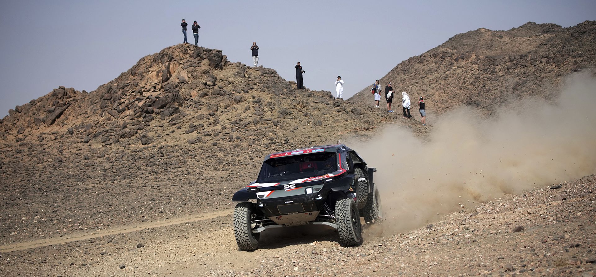 El piloto Sébastien Loeb y su copiloto Fabian Lurquin compiten durante el prólogo del Rally Dakar en Bisha, Arabia Saudita, el viernes 3 de enero de 2025. (Foto AP/Christophe Ena)
