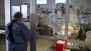 Las vacunas ayudaron a que baje la letalidad por el Covid