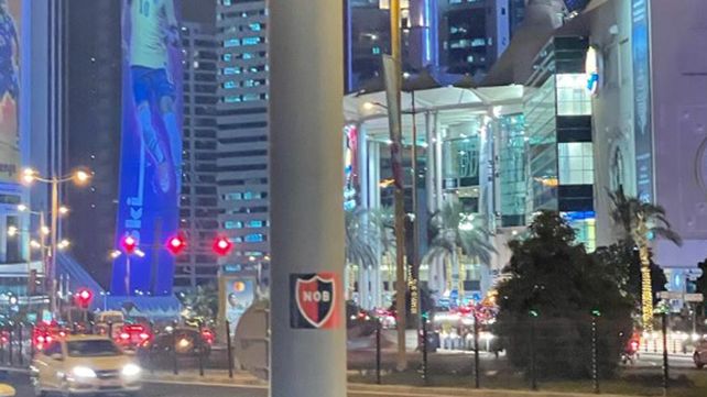 Los hinchas de Newells pegaron stickers con los escudos del club en las calles de Doha.