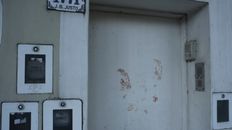 En la puerta de la casa de Pérez quedaron marcadas las manos ensangrentadas de la víctima. En la puerta de la casa de Pérez quedaron marcadas las manos ensangrentadas de la víctima.