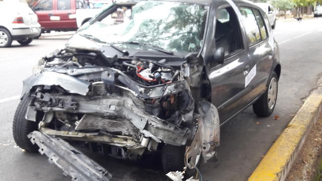 Así quedó el Clío luego de la colisión.