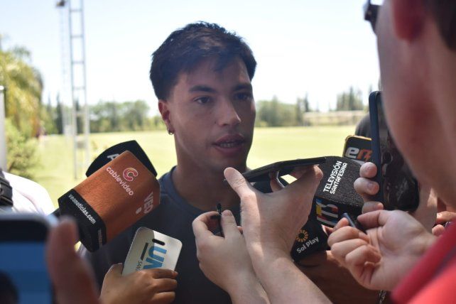 Ignacio Lago brinda la conferencia de prensa en el predio 4 de Junio de Colón