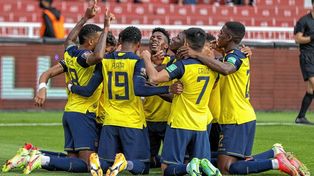 Los jugadores de Ecuador celebran el único gol del encuentro.