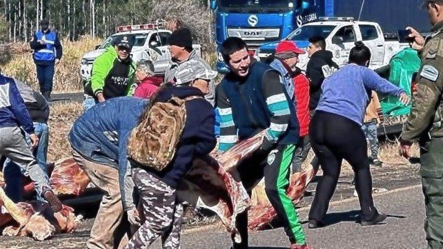 La gente se llevó varios kilos de carne del camión que volcó en Concordia.