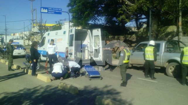 Un inspector municipal motorizado se accidentó y fue ayudado por Gendarmería