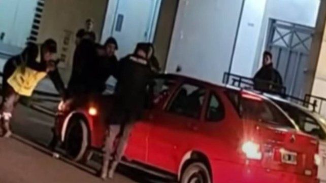 Tensión en un control de alcoholemia: un policía sacó su arma y apuntó al conductor que había intentado atropellarlo