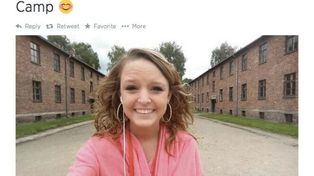 La selfie de una joven sonriente en Auschwitz causó polémica en Twitter