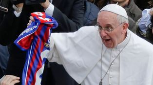 El Papa Francisco y la camiseta de San Lorenzo, su amado club del fútbol argentino.