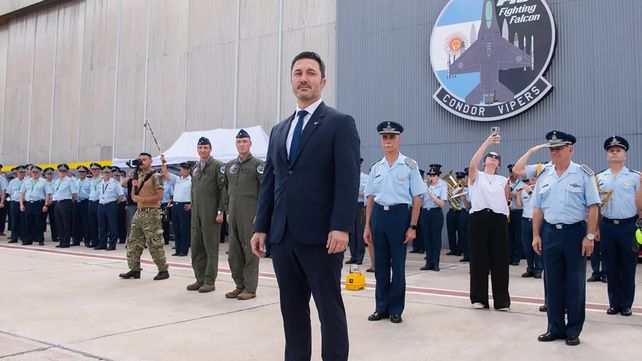 La despedida de Luis Petri. Los primeros aviones F-16 comprados a Dinamarca pasaron por Buenos Aires (CABA). Tras el vuelo rasante sobre la ciudad