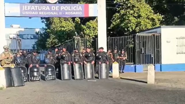 Grupos de combate de la Policía de Santa Fe se concentraron en el portón de la Jefatura de la Unidad Regional II el martes 10 de febrero de 2026 por una protesta de familiares y miembros de la fuerza.