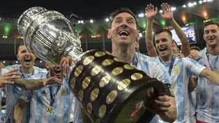 En 2021, Messi alcanzó su primer título con la selección mayor en la final ante Brasil en la Copa América.