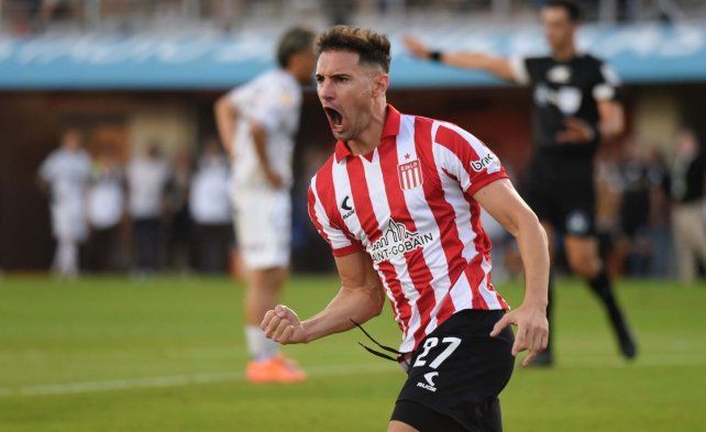Lucas Alario fue el héroe de la tarde en San Nicolás. Anotó los dos goles con los que Estudiantes superó a Platense.