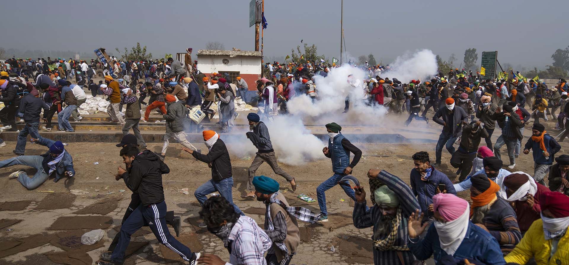 Los agricultores que protestan huyen de los proyectiles de gas lacrimógeno utilizados por la policía cerca de la frontera de Shambhu que divide los estados del norte de Punjab y Haryana, a unos 200 kilómetros de Nueva Delhi, India, el miércoles 21 de febrero de 2024. (Foto AP/Altaf Qadri Los agricultores que protestan huyen de los proyectiles de gas lacrimógeno utilizados por la policía cerca de la frontera de Shambhu que divide los estados del norte de Punjab y Haryana, a unos 200 kilómetros de Nueva Delhi, India, el miércoles 21 de febrero de 2024. (Foto AP/Altaf Qadri