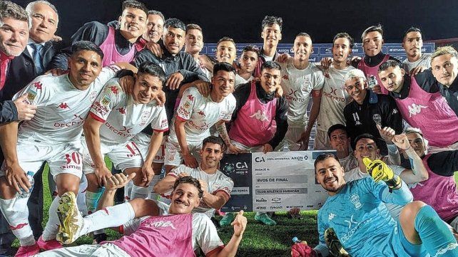 Los jugadores de Huracán festejaron tras el partido.
