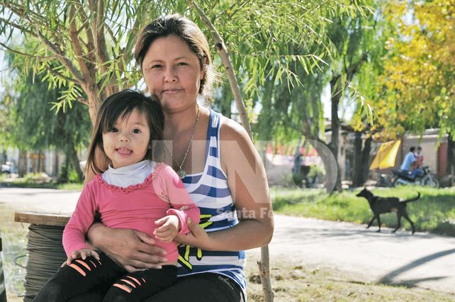 Último calorcito. Los días de otoño aún regalan un buen rato a Ludmila y Alejandra.