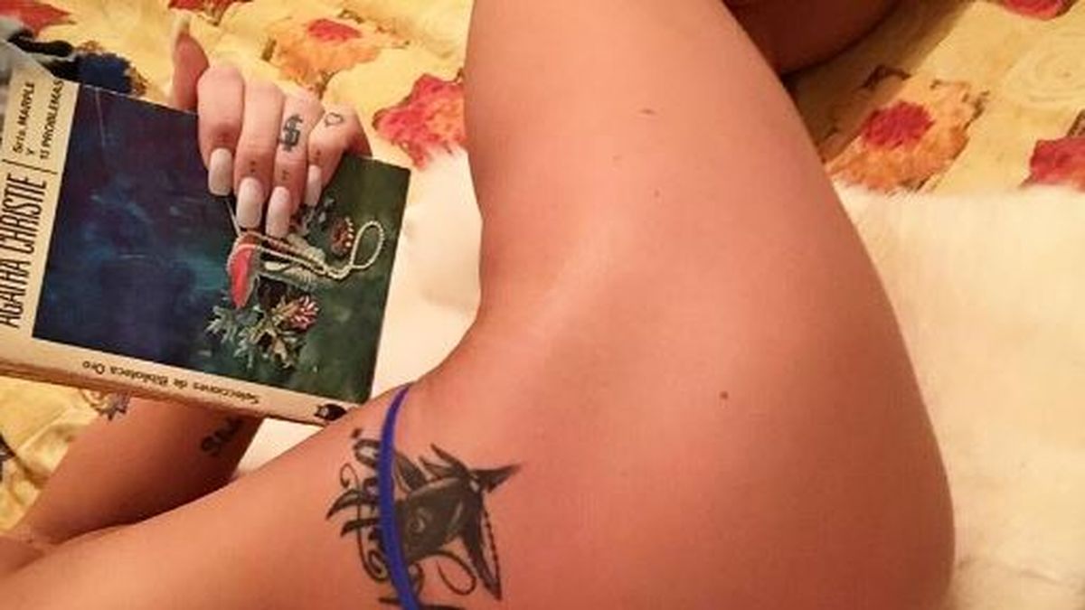 Sofía Clérici invitó a la lectura con una foto caliente desde la cama y una  historia muy especial