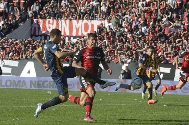 Ruben recibió por arriba y definió con zurda para darle la victoria a Central en julio de 2015.