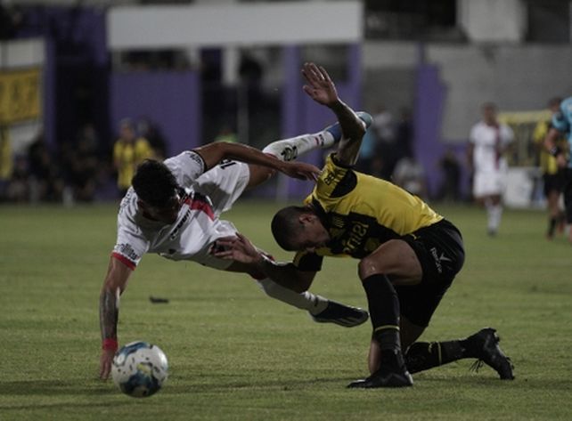 Newells derrotó 1 a 0 a Peñarol con un rendimiento de mayor a menor