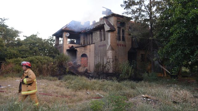La histórica casona ubicada entre los barrios Saladillo y Tablada se prendió fuego este martes por la tarde.