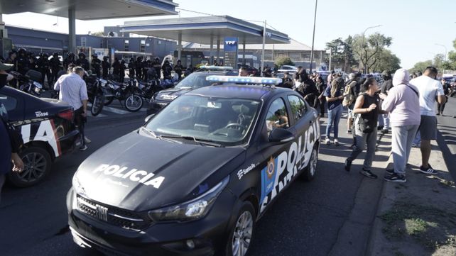 Integrantes de la Policía de Santa Fe iniciaron una protesta el martes 10 de febrero de 2026 con patrulleros apostados frente a la Jefatura de la Unidad Regional II.