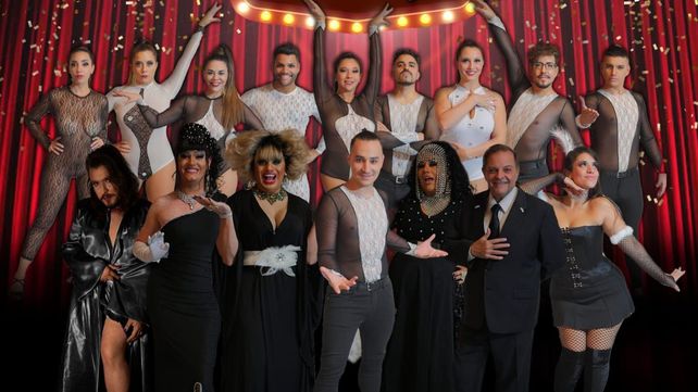 El show cuenta con la participación de un numeroso elenco de artistas de la ciudad.