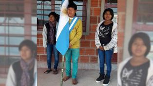 Conmueve al país la cruda foto del nene abanderado descalzo