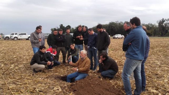 Sergio Montico en un análisis del suelo en la Facultad de Ciencias Agrarias de la UNR.