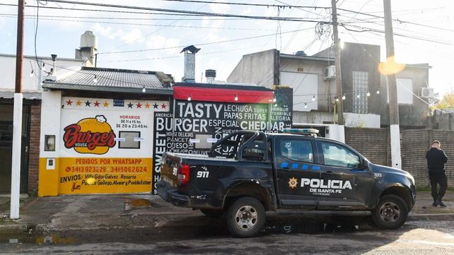 Balearon un local de venta de hamburguesas en Villa Gobernador Gálvez, ubicado en Piazza al 400.