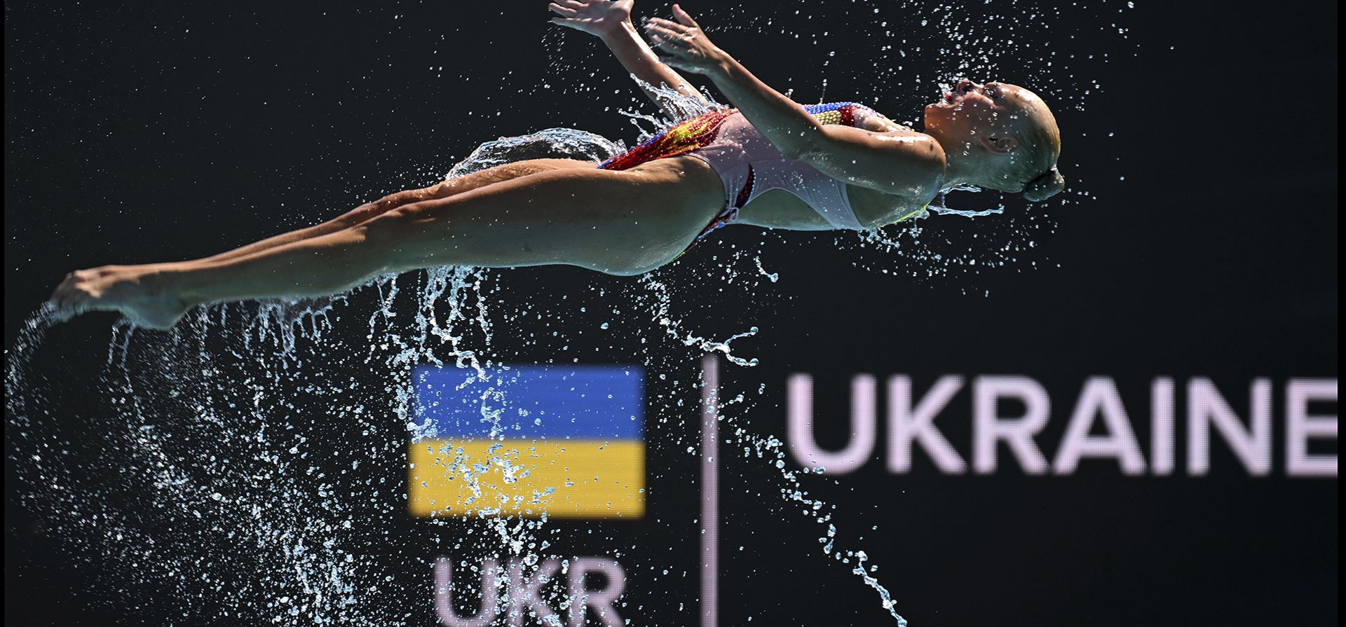 Un miembro del equipo de Ucrania compite durante la final de los mejores momentos de la natación artística en el 19° Campeonato Mundial FINA en Budapest, Hungría.