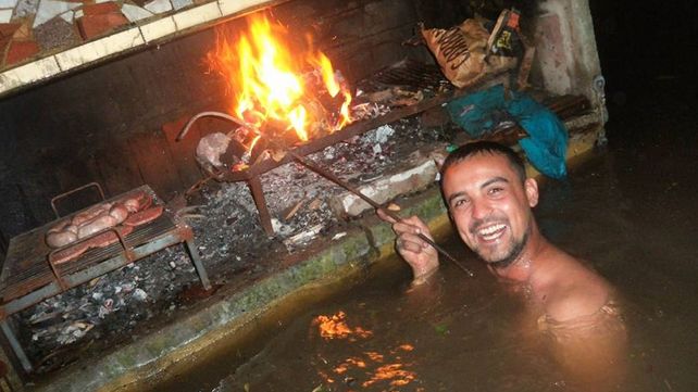 De buen humor en pleno desastre: amigos hicieron un asado bajo el agua