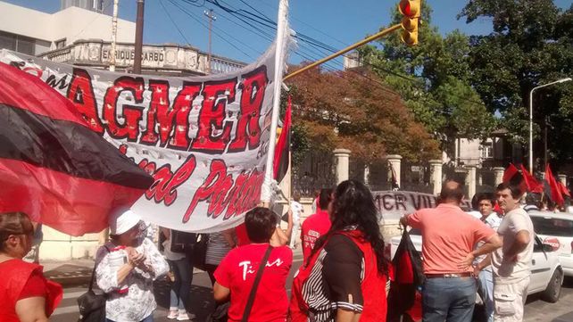 Estatales y docentes marcharon a Casa de Gobierno en repudio del techo del 18% y denunciaron aprietes